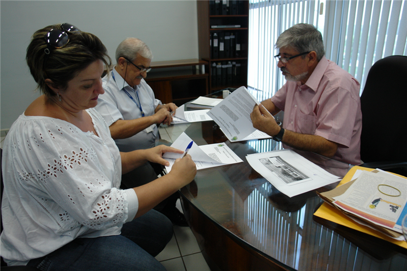 Uruguaio assina contrato com Márcia Aparecida Tonon para fornecimento de lanches durante as sessões