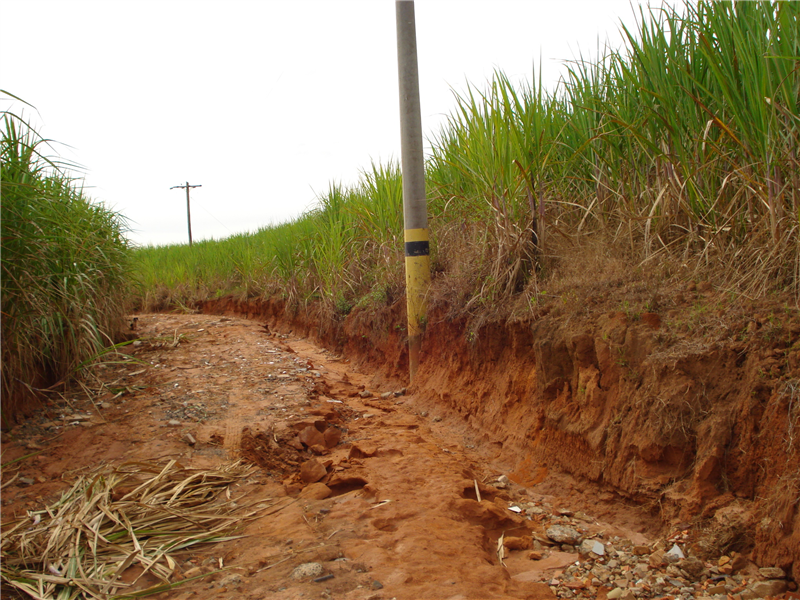 Estrada em péssimo estado