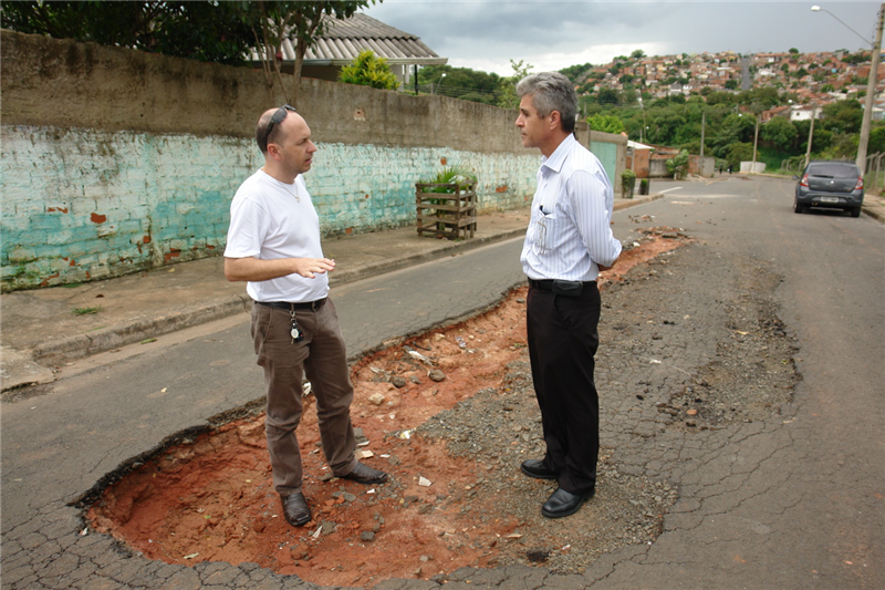 Buracos na rua Belarmino Fernandes Pereira, no bairro Nova Conquista, causa acidentes e preocupa moradores