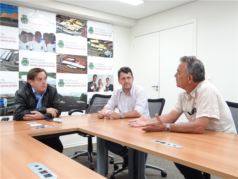 Vereador Kadu e engenheiro Luiz Albiero em reunião com prefeito Mário Heins