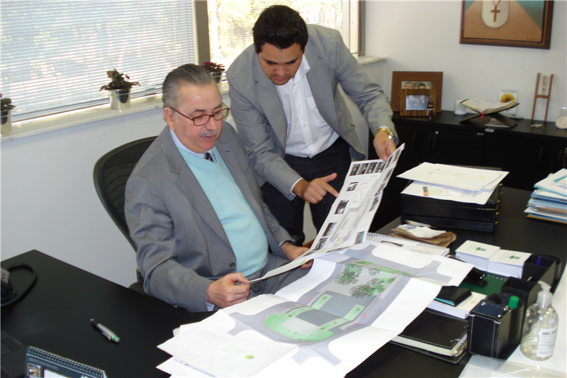 Pinguim mostra projeto de recuperação de praça ao deputado Chico Sardelli