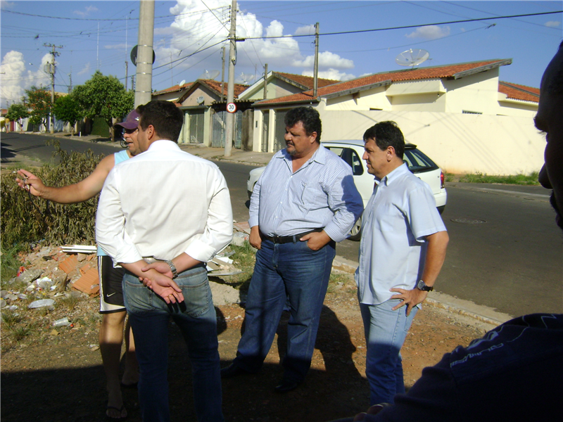 Kadu e o secretário Gilmar Margato ouvem reclamações de moradores do Vista Alegre