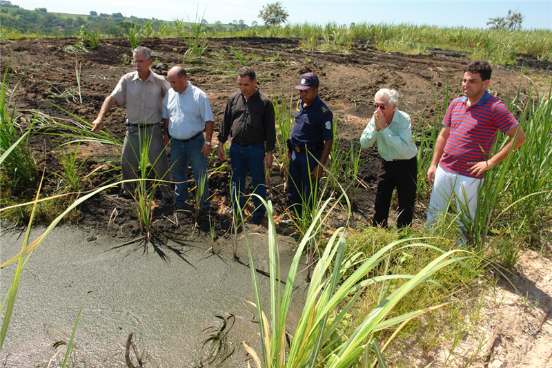 Vereadores observam lodo biológico jogado em canavial próximo ao Santo Antonio Sapezeiro