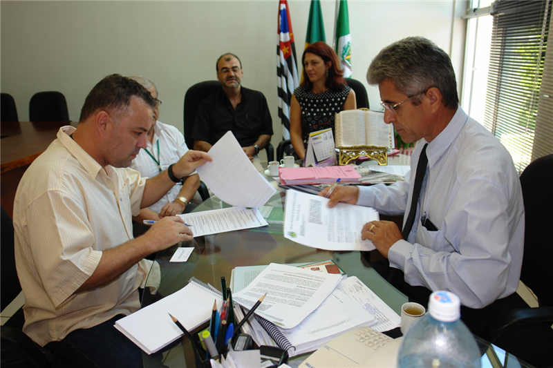 Marco Antonio e Anízio assinam contrato