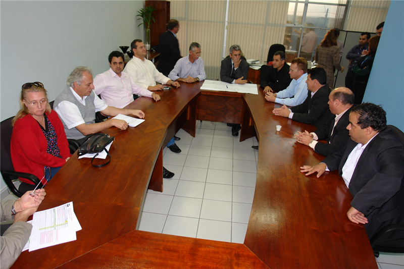 Vereadores discutem aditamento das obras