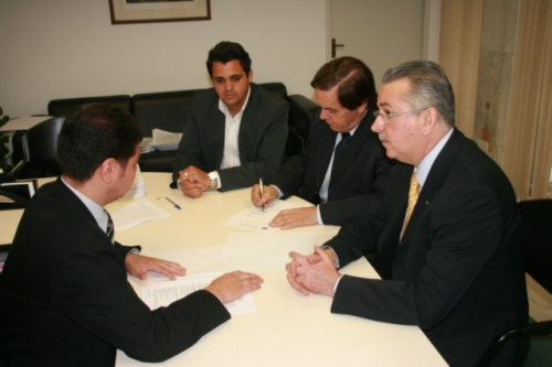 Pinguim, Mário e Chico Sardelli assinam convênio em São Paulo