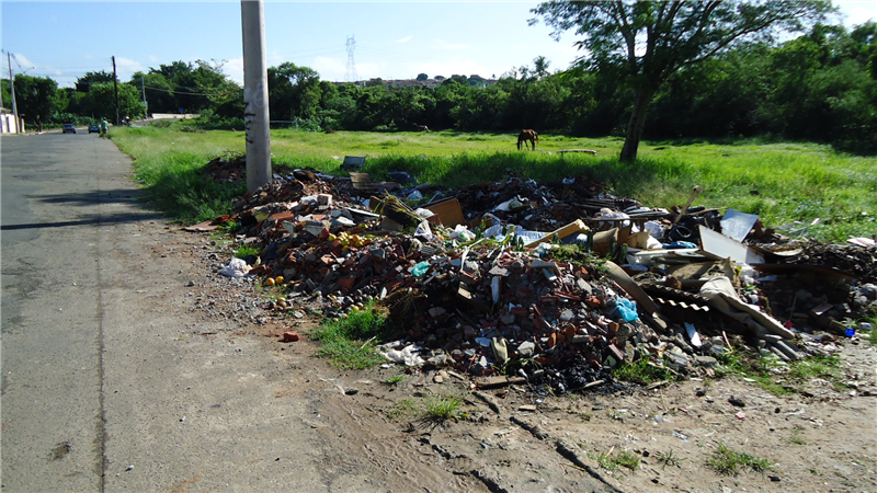 Lixo acumulado em terreno do Jardim Icaraí tem incomodado moradores