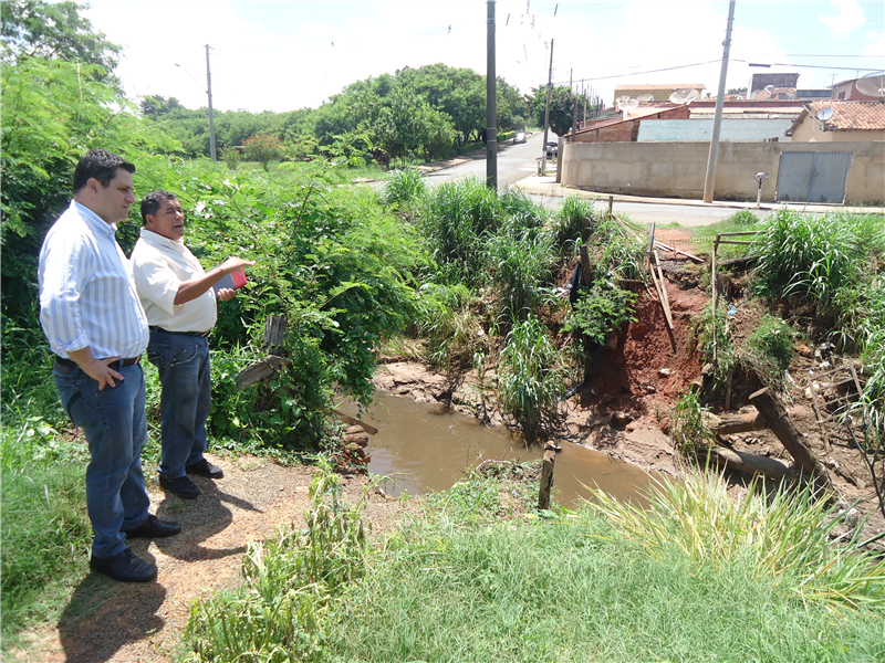 Celso Ávila verifica local onde passarela desabou no São Joaquim.