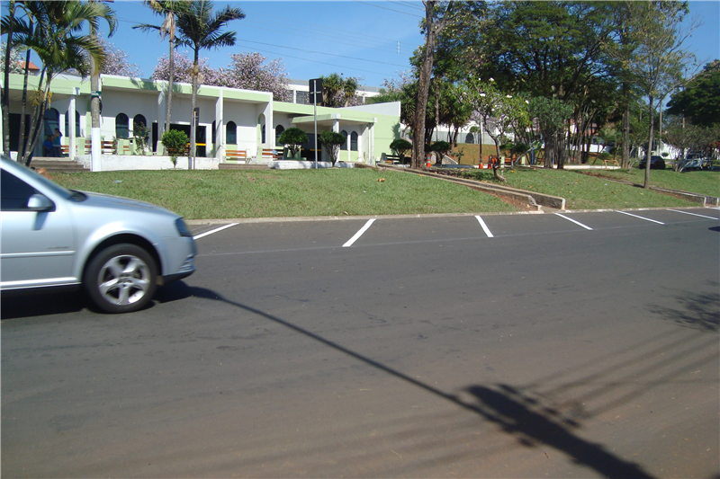 Faixas foram repintadas, ara em 45 graus, para facilitar o estacionamento
