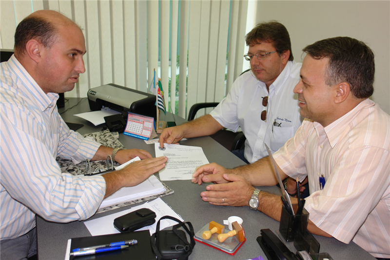 Vereador Carlos Fontes recebe o presidente da Guarda Mirim em seu gabinete