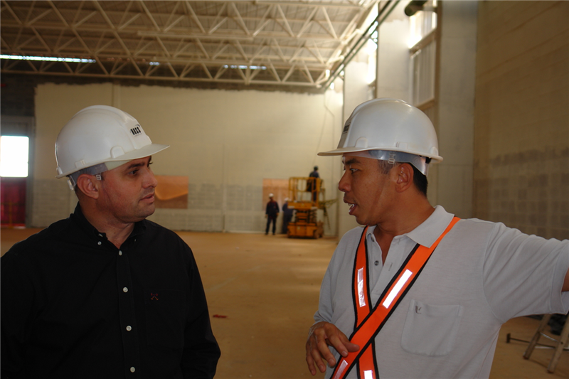 Carlos Fontes, acompanhado do engenheiro Roberto Kojima, durante visita a canteiro de obras da Denso