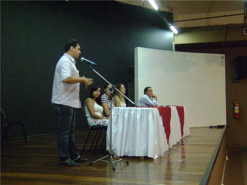 Kadu e Heins conversam com monitores escolares.