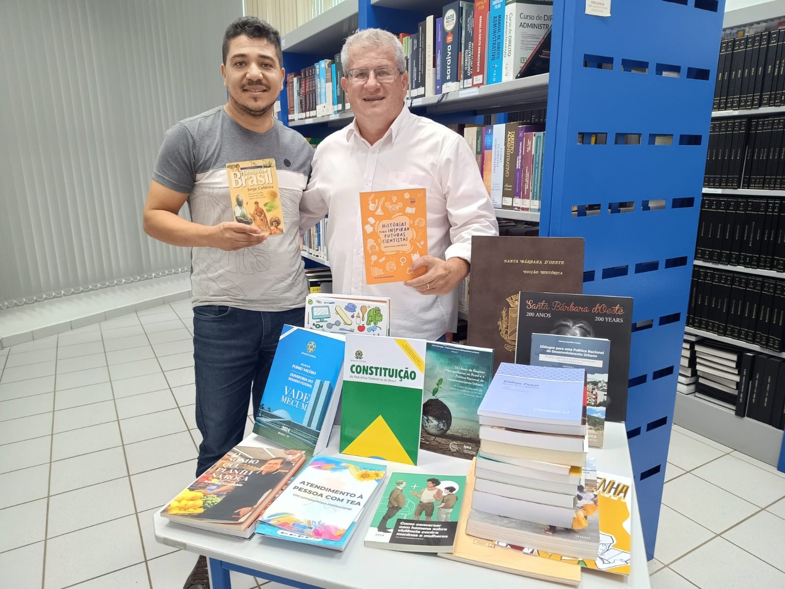 Biblioteca da Câmara recebe doação de livros do Senado e implanta sistema eletrônico 