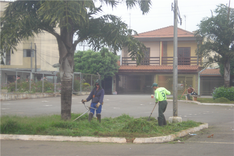 Servidores municipais iniciaram hoje a manutenção da praça da Migração