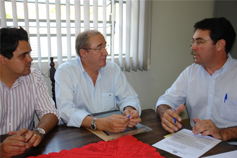 Pinguim acompanhou assinatura de convênio entre assessor de Chico Sardelli e presidente da APAE