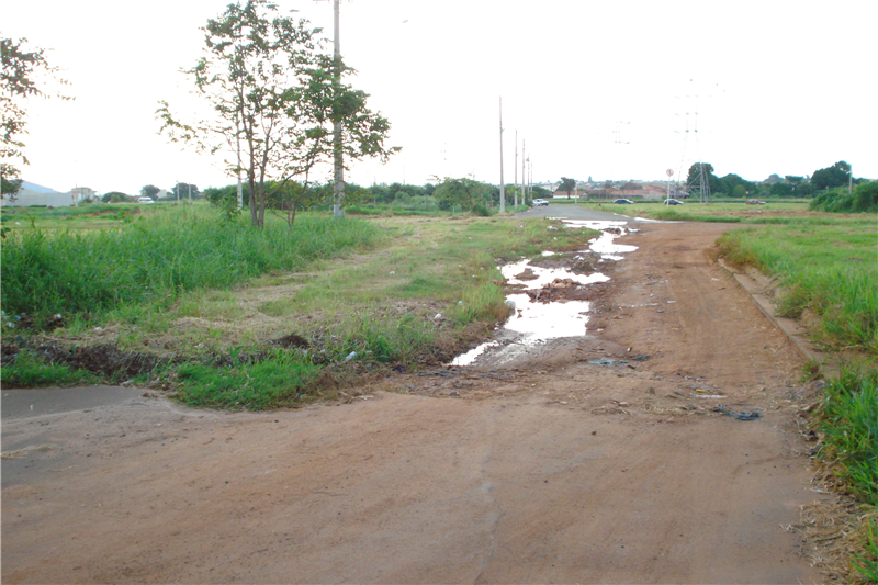 Trecho entre as ruas Itabi e Ipeuna que necessita de asfalto