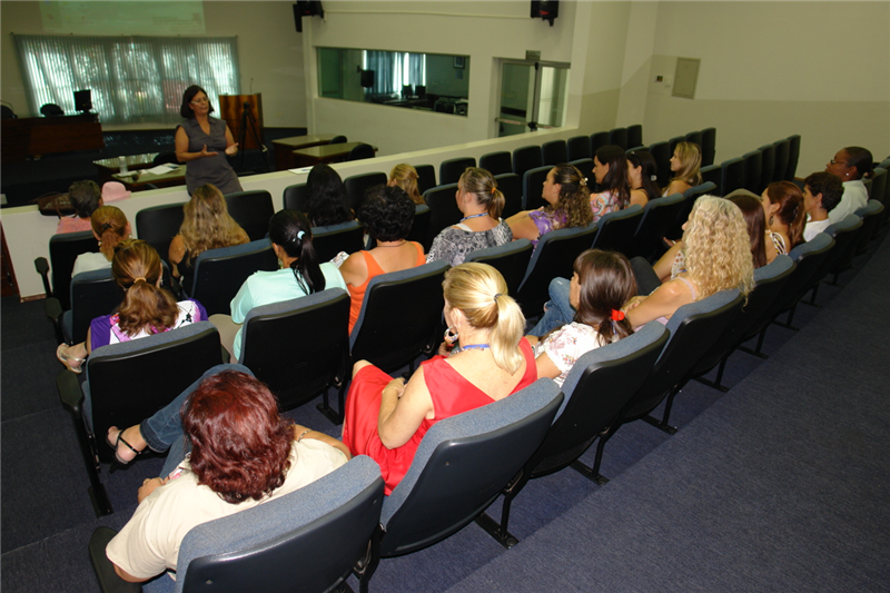 Servidoras da Câmara participam de palestra