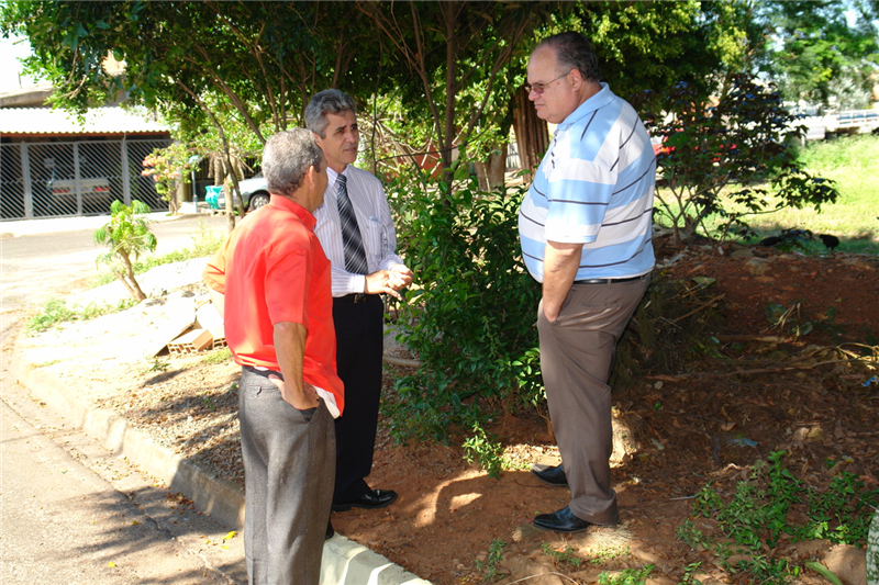 Morador, Anízio e Kênio na área da futura praça