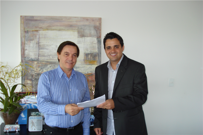 Vereador Pinguim, durante entrega de reivindicações do São Fernando ao prefeito Mário Heins