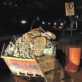 Proposta por vereador, lei que exige sinalização refletiva em contêineres é sancionada pelo prefeito