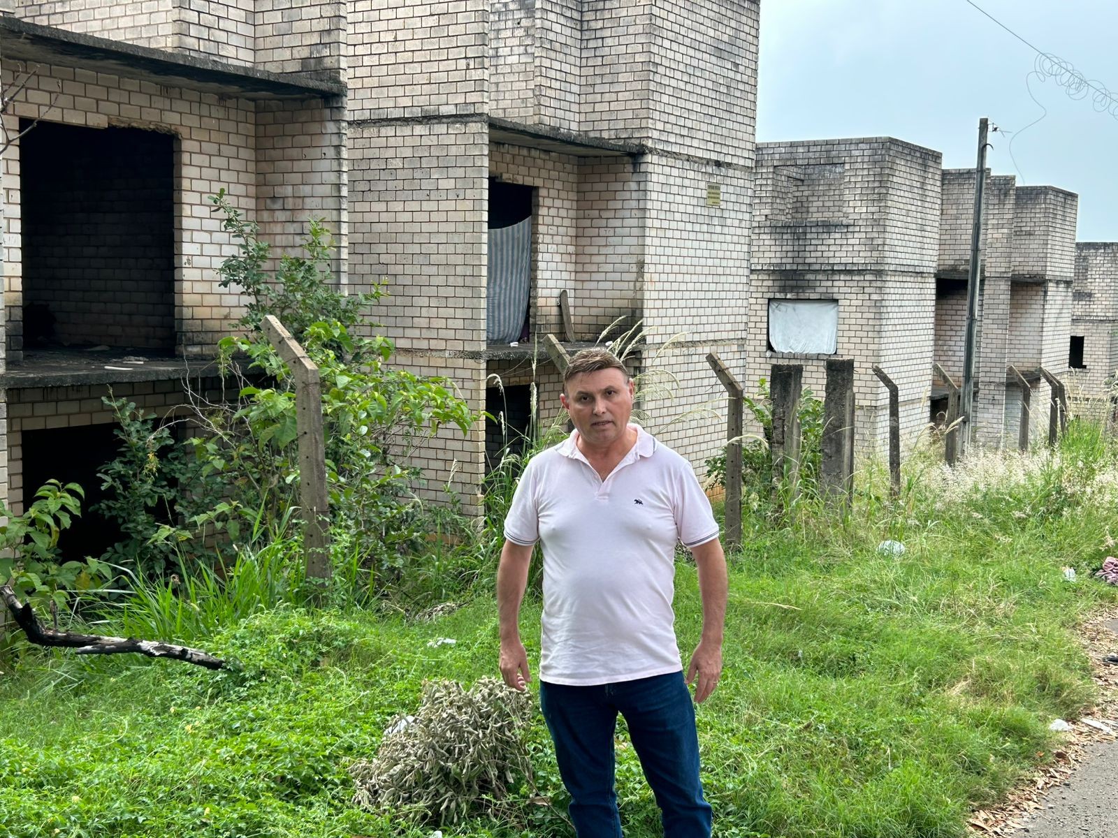 Vereador pede cercamento, instalação de cerca elétrica e limpeza em área dos "predinhos abandonados" do Parque Olaria