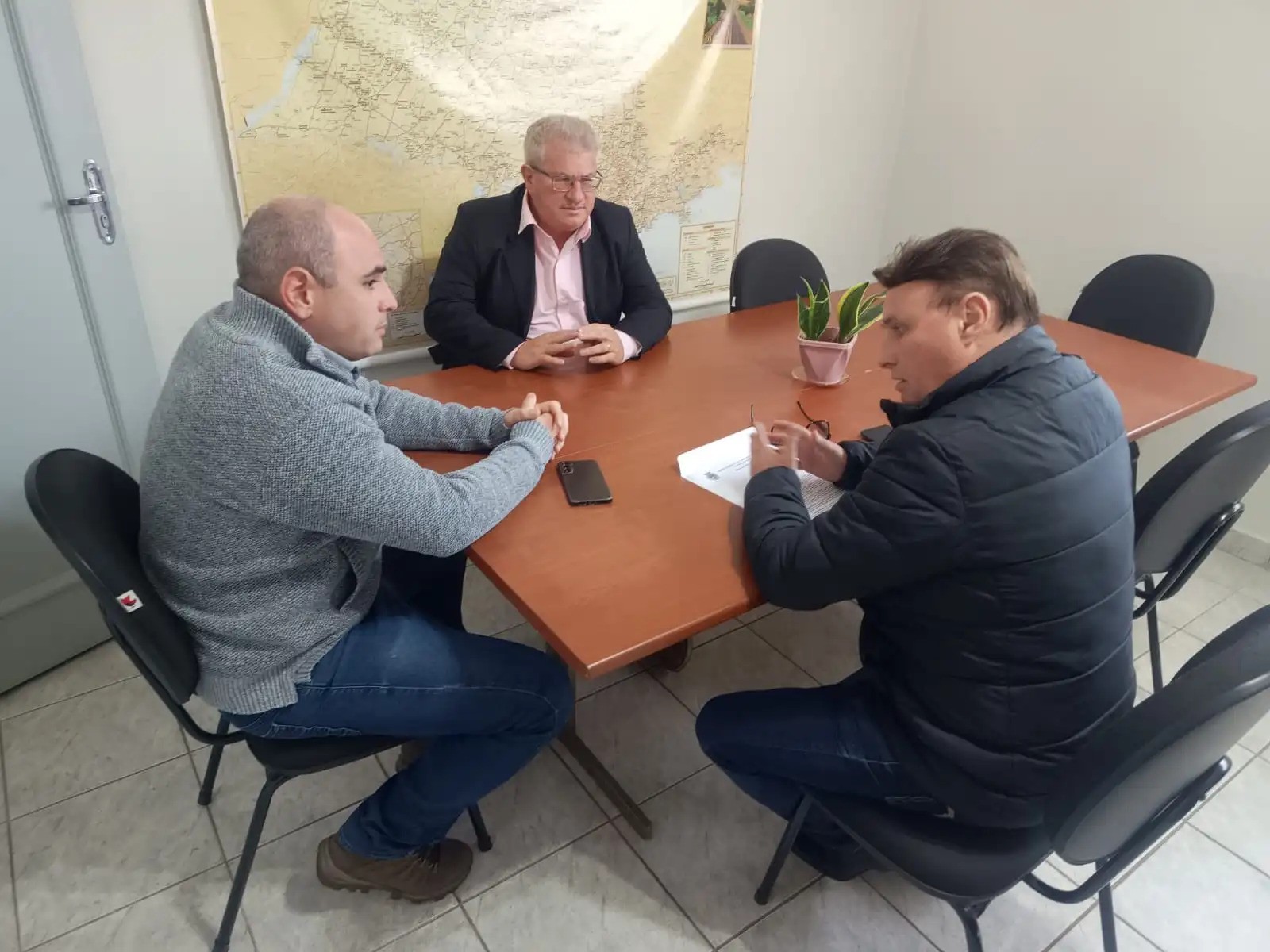 Vereadores entregam moção ao DER e cobram melhorias na SP-135