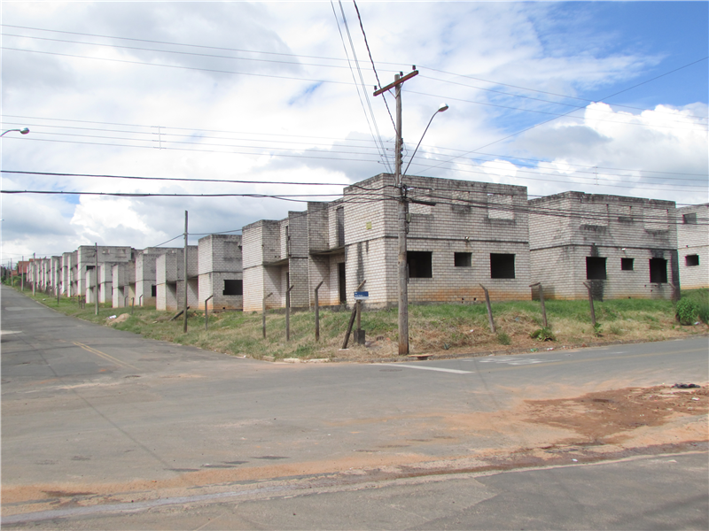 Predinhos do Parque Olaria estão abandonados há anos