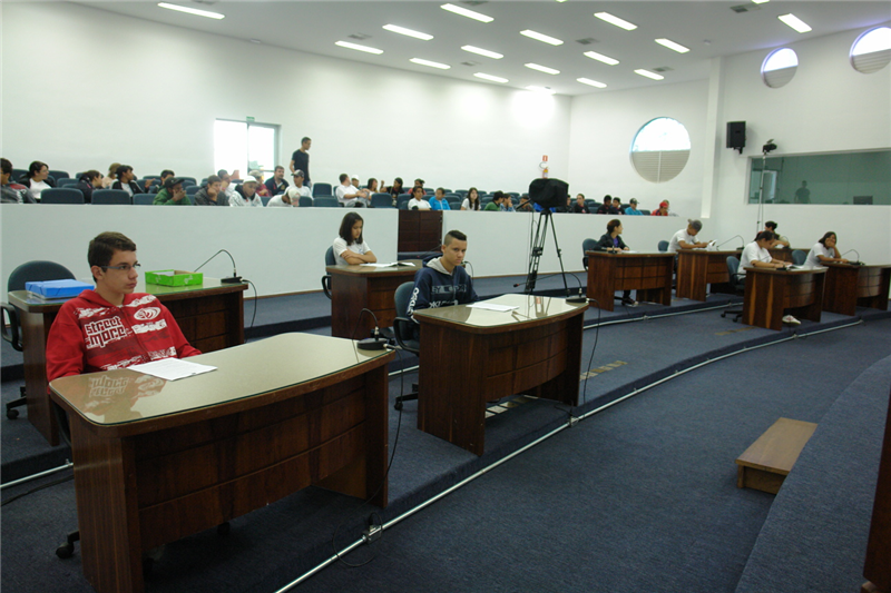 Estudantes ocupam Plenário Dr. Tancredo Neves, durante reunião do Câmara do Futuro