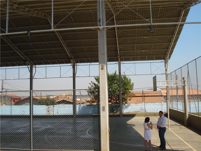 Danilo visitou duas escolas hoje, onde foram construídas coberturas das quadras