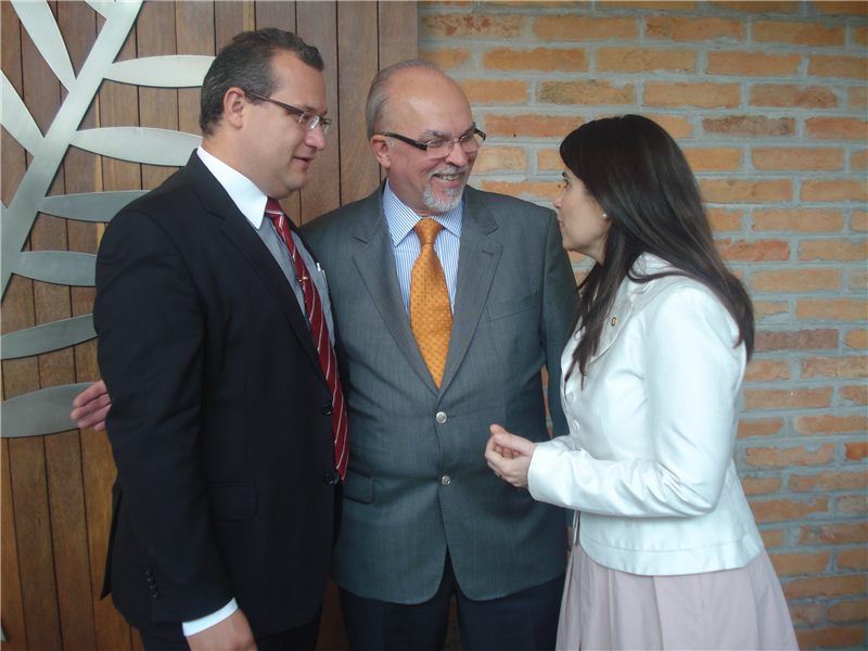 Danilo conversa com o ministro Mário Negromonte e a deputada Aline Corrêa.