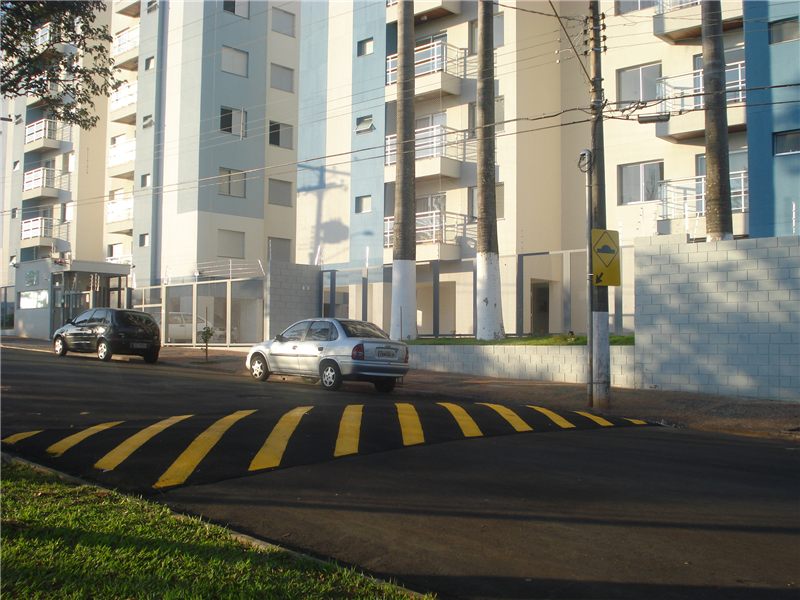 Na rua Tupis, lombada foi instalada próxima à entrada do Villa das Palmeiras