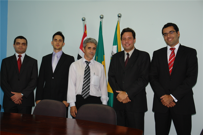 O presidente Anízio e o procurador geral Raul recebem os novos procuradores