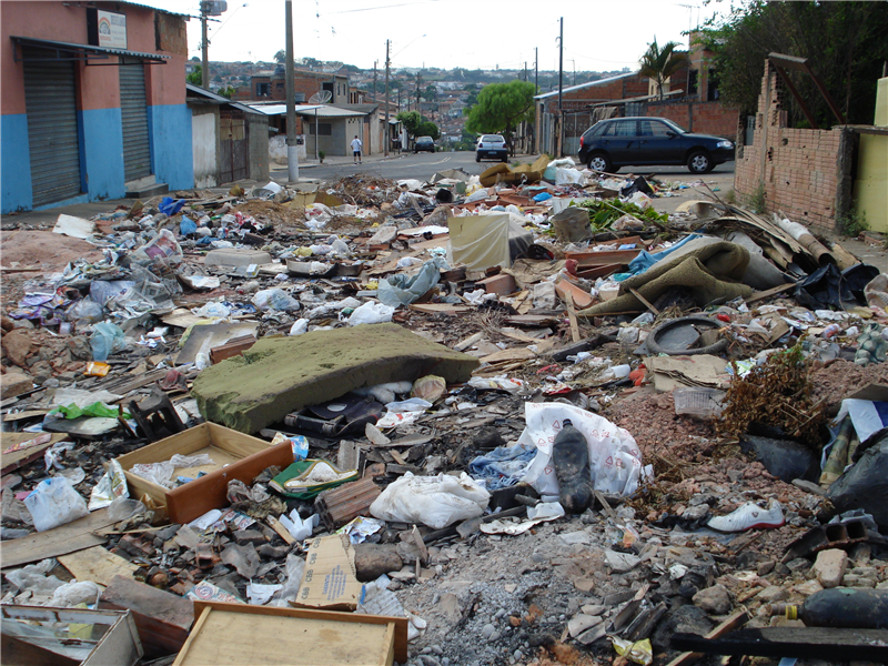 Em alguns pontos do Nova Conquista, lixo tem ocupado quase toda rua