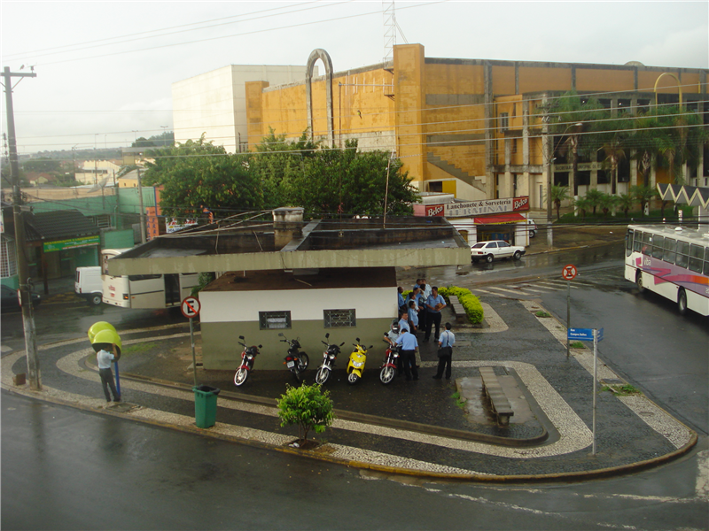 Água parada na laje do escritório dos motoristas e cobradores da VIBA, no Terminal Urbano.