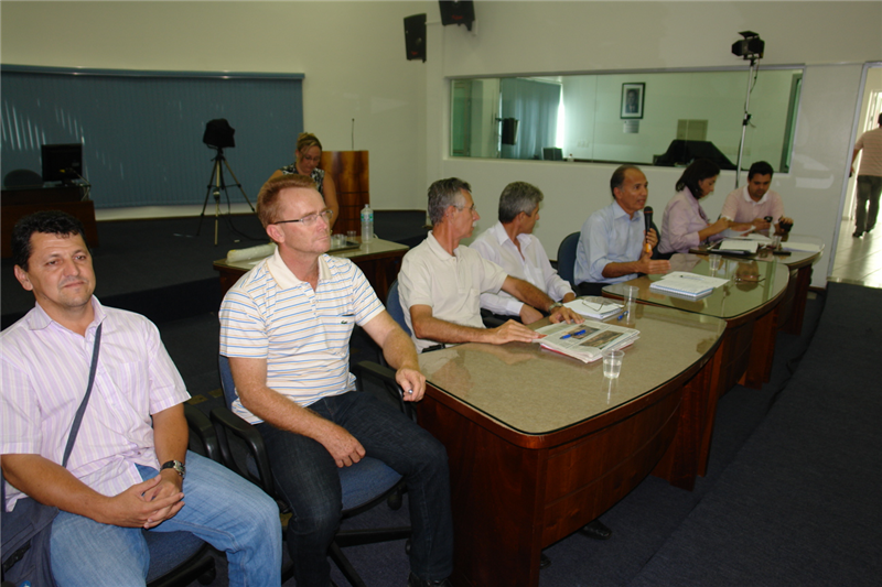 Reunião com representantes da CPFL contou com a presença de diversos vereadores