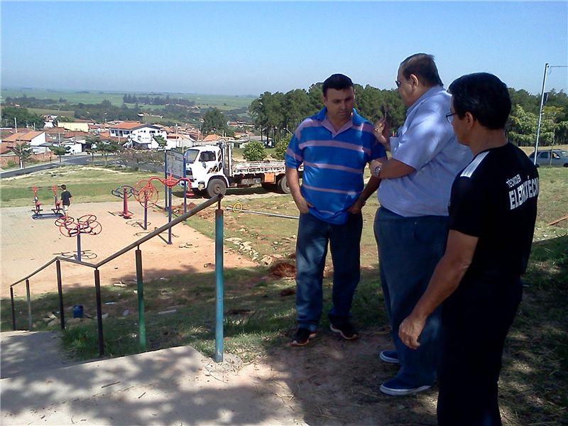 Carlos Fontes acompanha instalação de iluminação em área pública.