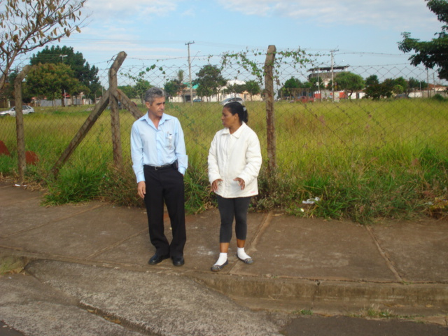 Anízio conversa com moradora do Parque Zabani.