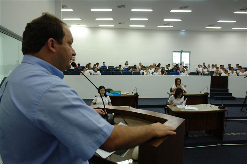 Vereador Juca Bortolucci conversa com estudantes durante sessão simulada