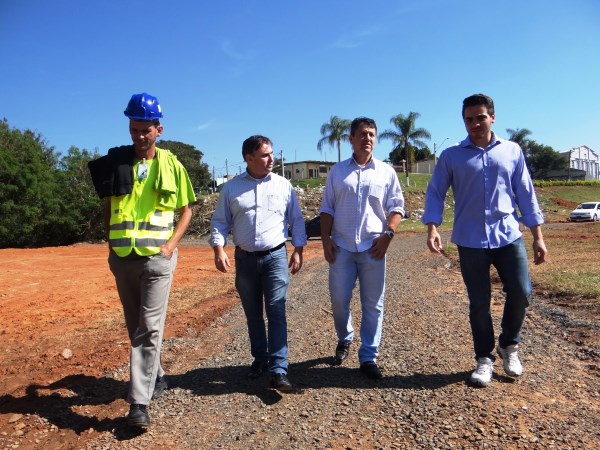 Carlos Fontes, Kadu e Felipe visitam obra no Parque do Lago