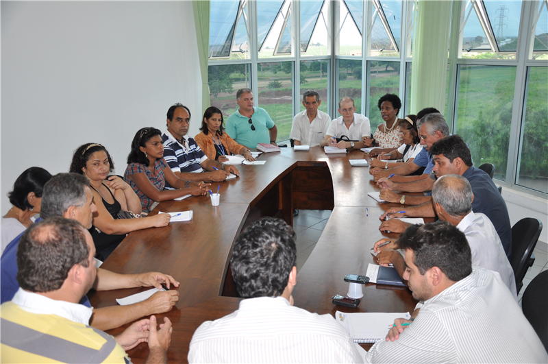 Vereadores em reunião com membros do Comusa.