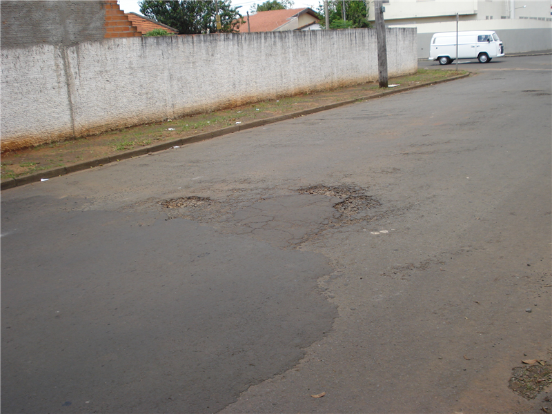 Buracos na rua do Ferro