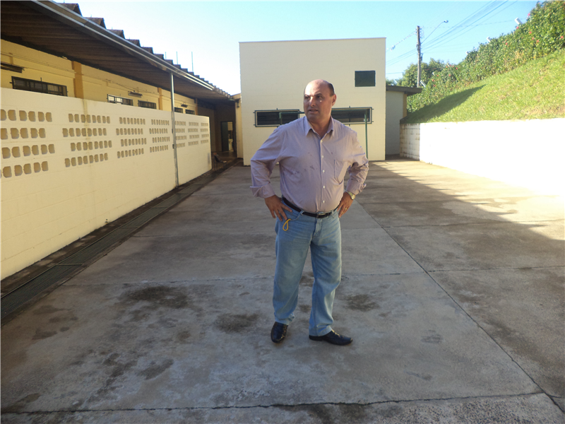 Carlos Fontes pede cobertura de quadra da EMEFEI Terezinha de Jesus Soares Quinalha. 