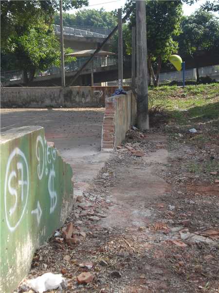 Quadra esportiva no Jardim dos Cedros.