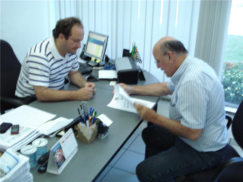 Juca e Laerte Zucolo conversam sobre terrenos destinados ao Hospital Santa Bárbara