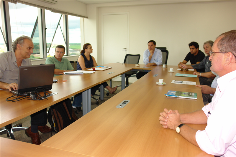 Durante reunião, realizada a pedido do vereador Pinguim, foram apresentadas vantagens da energia solar