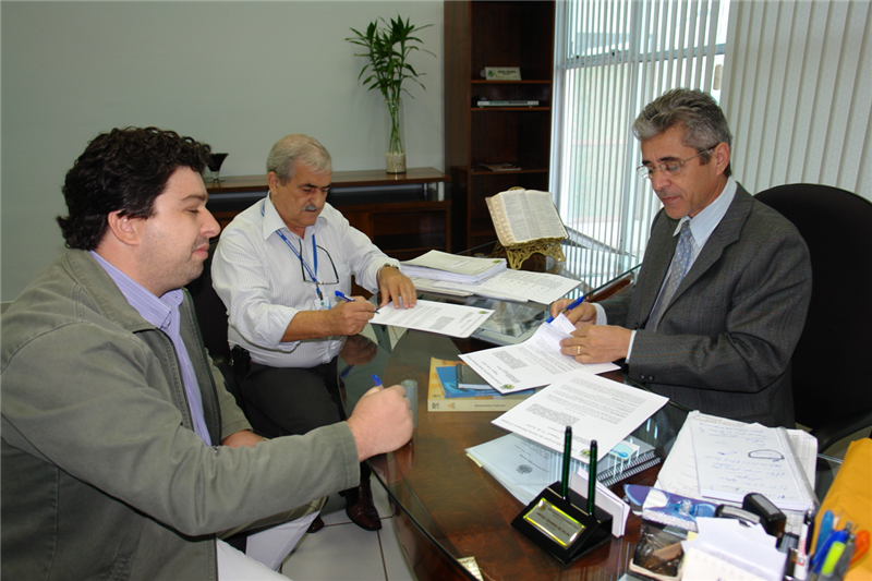 Anízio, asessor técnico Oracy Scavassini e representante da Piracicaba Telefones, Willian Antonio Verde, assinaram contrato hoje