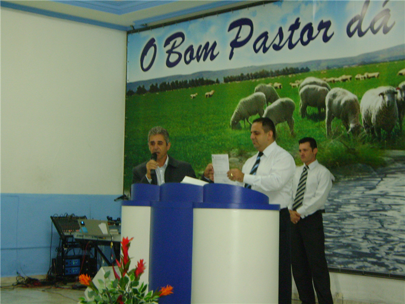 Anízio visita a Igreja Mundial do Poder de Deus. 