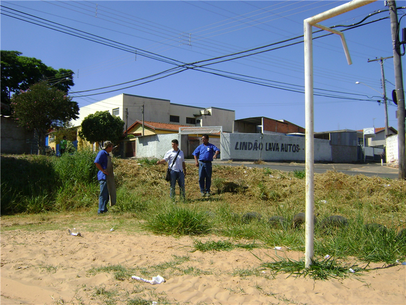 Kadu cobra grade de proteção atrás de campo de futebol na rua Santa Inês