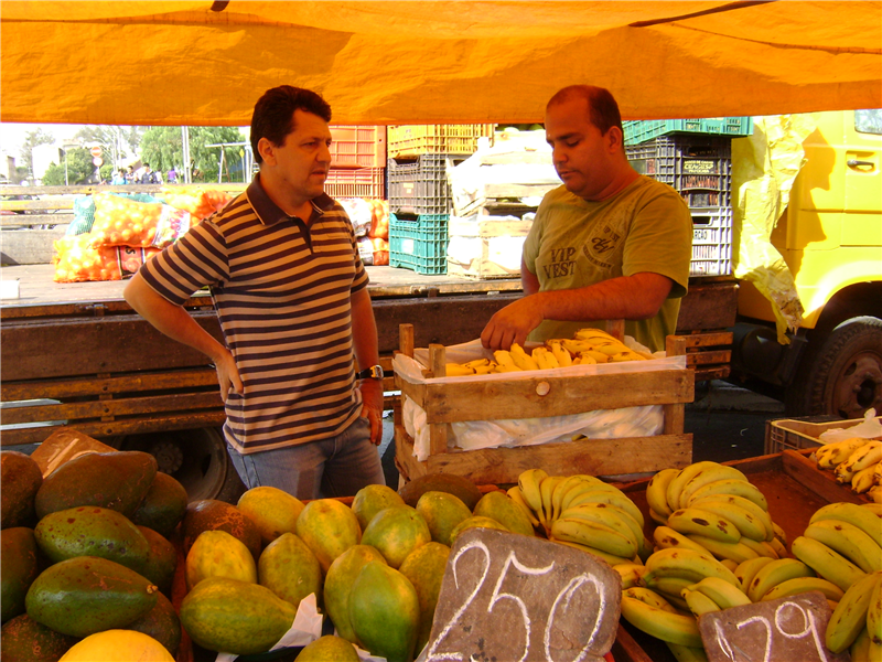 Kadu conversa com feirante.