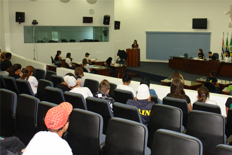 Alunos da Odair Segamarchi participam de sessão simulada do Câmara do Futuro